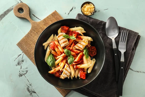 Piatto Con Gustose Penne Sugo Pomodoro Sul Tavolo Leggero — Foto Stock