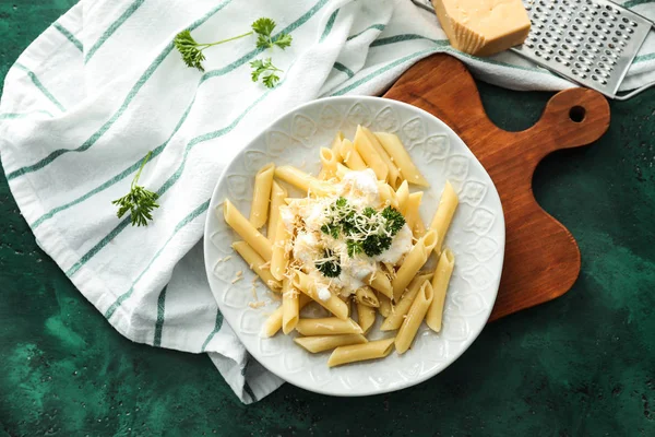 Plaka lezzetli penne makarna ve masada krema sos ile