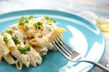 Plaka, closeup üzerinde krema soslu lezzetli penne makarna