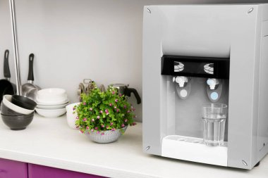 Cam mutfak masasında ile modern su soğutucu