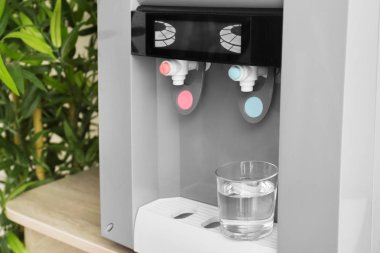 Ofiste tabloda cam ile modern su soğutucu