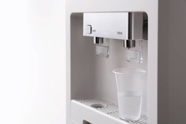 Beyaz arka plan üzerinde plastik kap ile modern su soğutucu