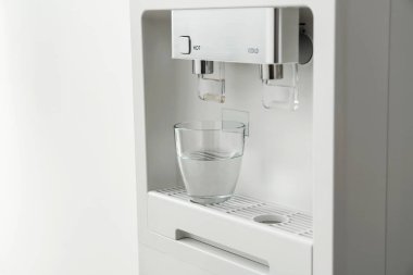 Beyaz arka plan üzerinde cam ile modern su soğutucu