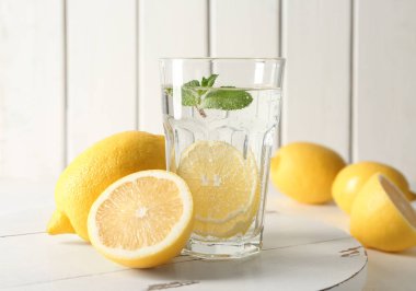 Ahşap tahta üzerinde limonlu su