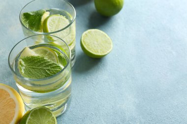 Limon ve kireç renk tablosu üzerinde su bardak