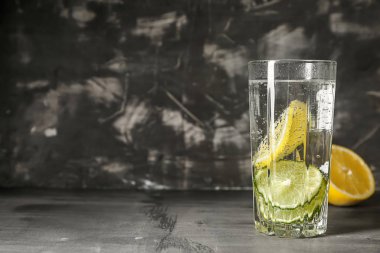 Gri masada limonlu su