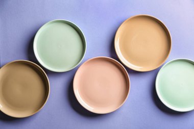 Renk arka plan, üstten görünüm üzerinde temiz sofra kümesi