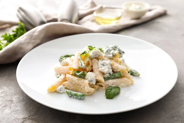 Plaka Gri Masada Lezzetli Penne Makarna Ile — Stok fotoğraf