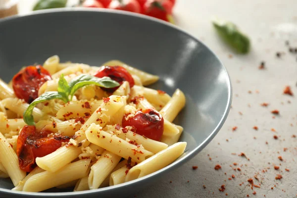 Plaka gri masada lezzetli penne makarna ile