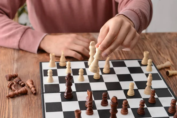 Человек Играет Шахматы Деревянном Столе — стоковое фото