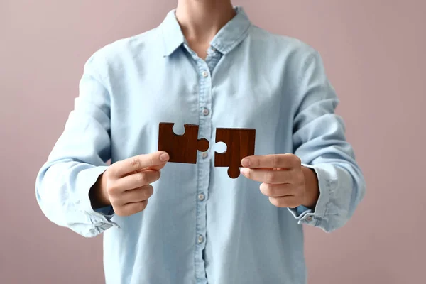 Mujer Con Piezas Rompecabezas Madera Sobre Fondo Color — Foto de Stock