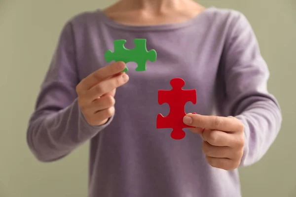 Donna Con Pezzi Puzzle Sfondo Colori — Foto Stock