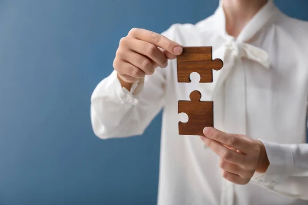 Frau Mit Holzpuzzleteilen Auf Farbigem Hintergrund — Stockfoto