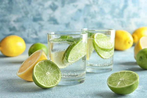 Glasses Water Lemon Lime Color Table — Stock Photo, Image