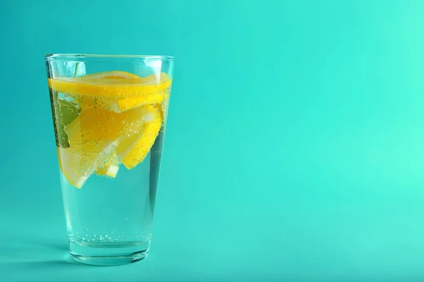 Vaso Agua Con Limón Sobre Fondo Color — Foto de Stock