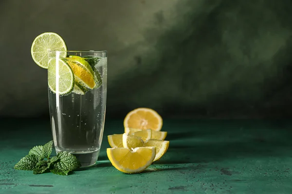 Vaso Agua Con Limón Lima Sobre Mesa Color — Foto de Stock