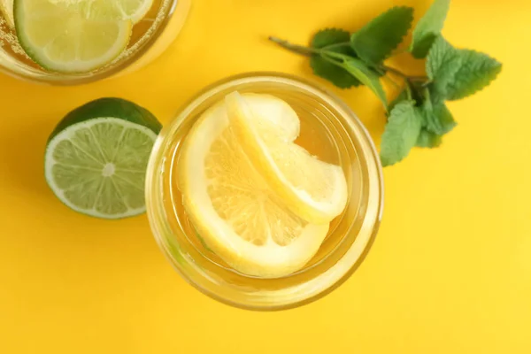 Glasses Water Lemon Lime Color Table — Stock Photo, Image