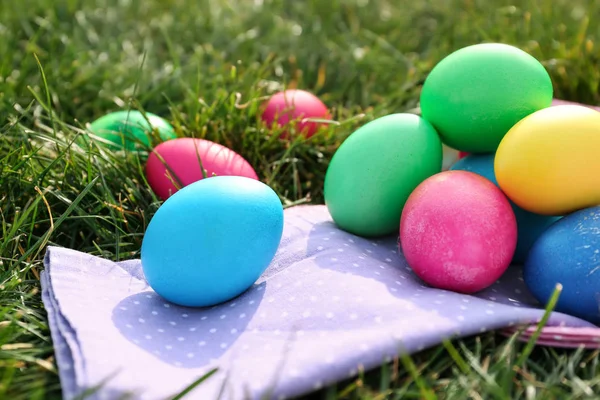 Velikonoční Vajíčka Zelené Trávě Venku — Stock fotografie
