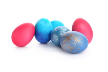 Beyaz arkaplanda paskalya yumurtaları