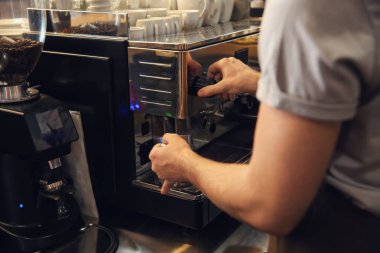 Barista Café taze aromatik kahve hazırlama