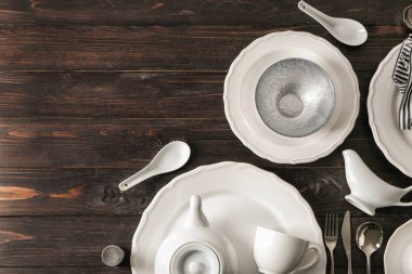 Koyu ahşap arka plan üzerinde temiz sofra kümesi