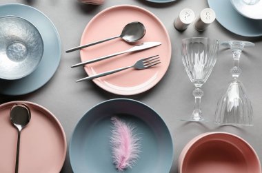 Gri arka plan üzerinde temiz sofra ayarla