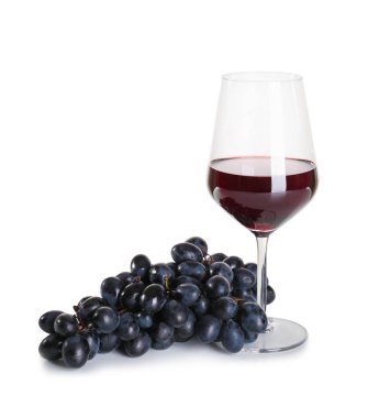 Beyaz arka plan üzerinde olgunlaşmış üzümler ile kırmızı şarap
