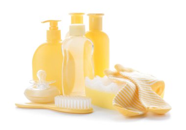 Bebek kozmetik banyo aksesuarları ile beyaz arka plan üzerinde ayarla