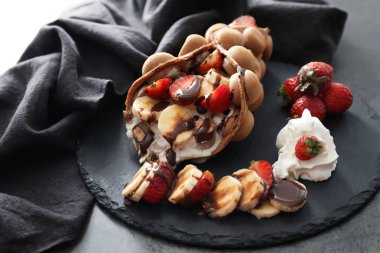 Dondurma ve meyve kayrak plaka ile lezzetli kabarcık gözleme