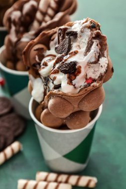 Lezzetli kabarcık waffle dondurma fincan üzerinde renk tablosu ile