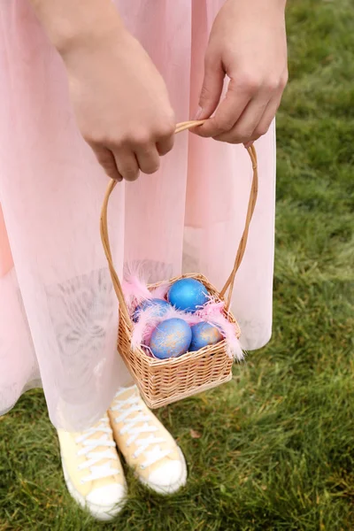 Žena Držící Proutěný Koš Velikonoční Vajíčka Venku — Stock fotografie