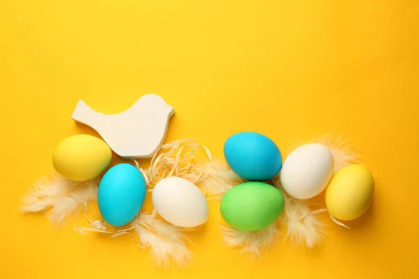 Easter Eggs Bird Toy Feathers Color Background — Stock Photo, Image
