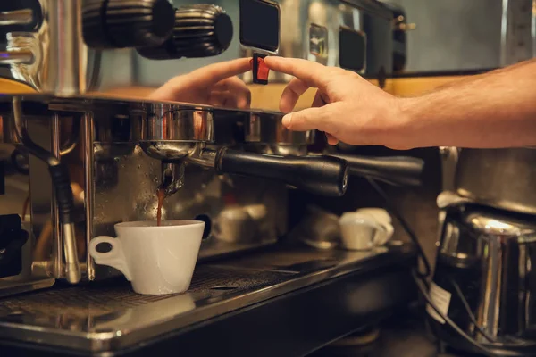 Barista Προετοιμασία Φρέσκο Αρωματικό Καφέ Στο Καφέ — Φωτογραφία Αρχείου