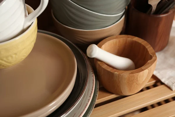 Set Van Schoon Vaatwerk Houten Tafel — Stockfoto