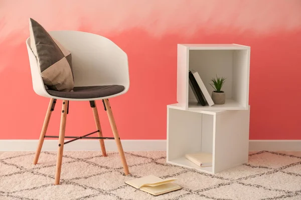 Rózsaszín Fal Közelében Kényelmes Fotel — Stock Fotó