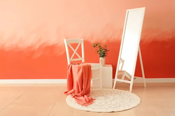 White Chair Big Mirror Pink Wall — Stock Photo, Image
