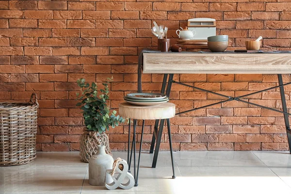 木製のテーブルとスツールのきれいな食器のセット — ストック写真