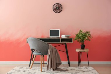 Pembe duvarının yakınında rahat çalışma alanı