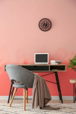 Pembe duvarının yakınında rahat çalışma alanı