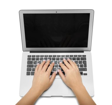 Beyaz arka plan üzerinde dizüstü bilgisayar kullanan genç kadın