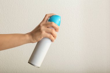 El ile ışık arka plan üzerinde oda spreyi