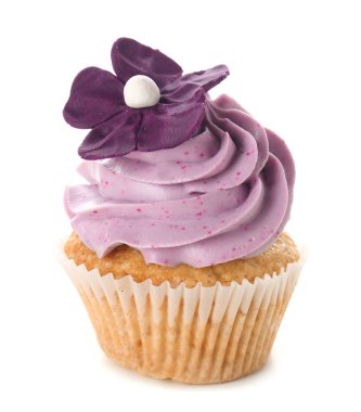 Beyaz zemin üzerine lezzetli renk cupcake