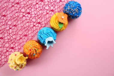 Renk arka plan üzerinde lezzetli kek