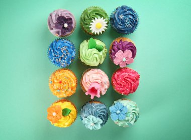 Renk arka plan üzerinde lezzetli kek