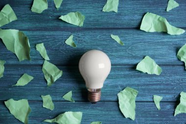 Modern ampul renk ahşap arka plan üzerinde yırtık kağıt adet ile