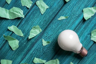 Modern ampul renk ahşap arka plan üzerinde yırtık kağıt adet ile