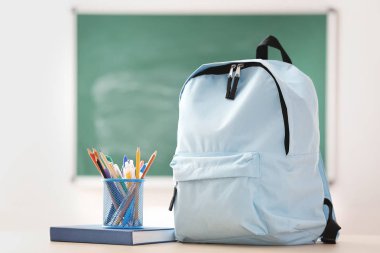 Okul malzemeleri ile hafif masaya sırt çantası