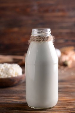 Tahta masada bir şişe süt.