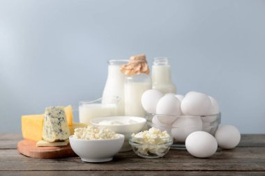 Ahşap masa üzerinde yumurta ile farklı süt ürünleri