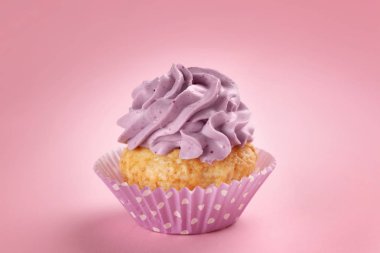 Renkli arkaplanda lezzetli bir kek